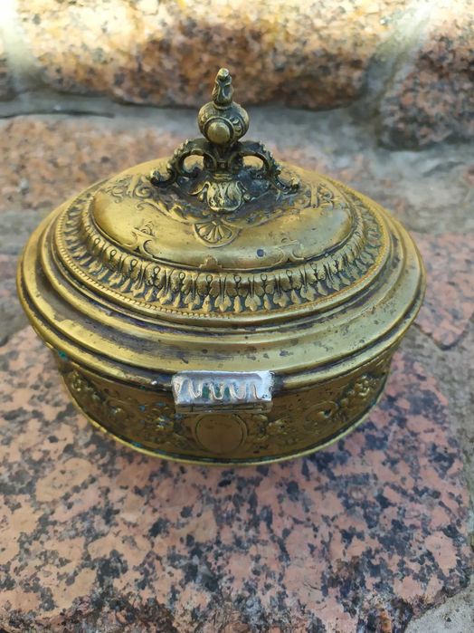 шкатулка старинная латунная., монеты юбилейные, кокарда