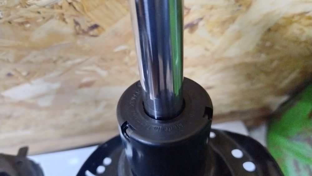 Продам стійкі Сакс орігінал Германия Skoda Octavia a7  пробіг 40 тис