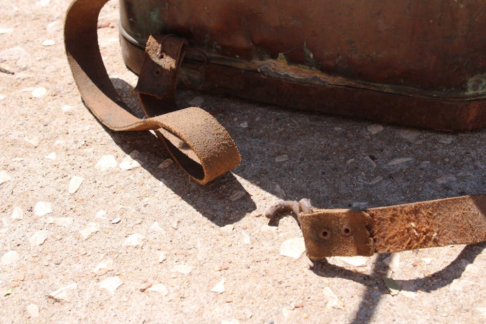 Pulverizador antigo em cobre — mochila agrícola