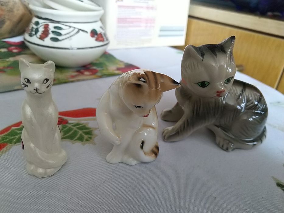 Zestaw kotków ceramicznych.