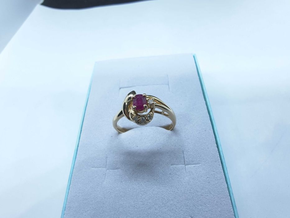 Złoty pierścionek z rubinem naturalnym i brylantami, certyfikat