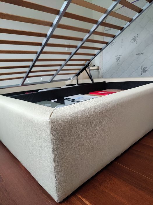 Quarto completo (cama+mesinhas+cómodas)