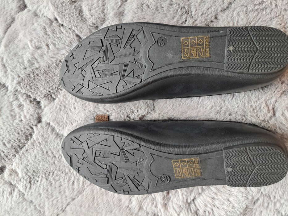 Czarne balerinki z ozdobą