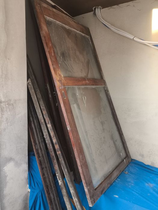 Lote de janelas antigas em madeira – 14 unidades