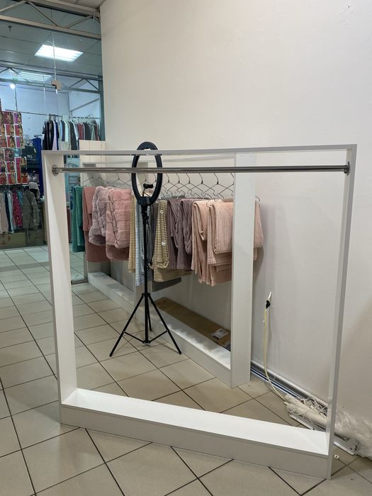 Стойка для одежды белая с трубой под вешалки оборудование для магазина