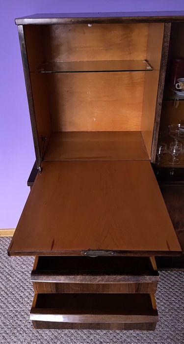 Kredens z połyskiem