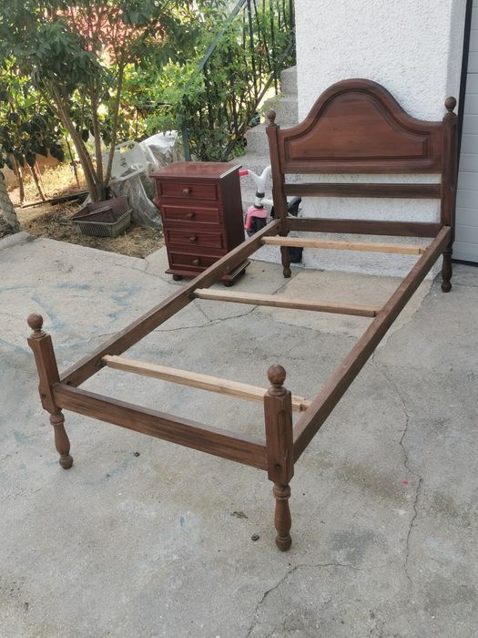 Cama de solteiro e mesinha de cabeceira