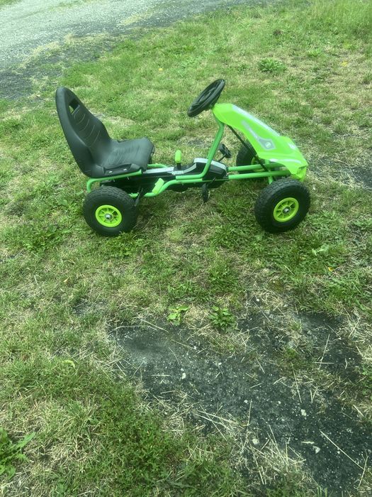 Dziecięcy gokart na pedała Lean Cars F 618. Waga max  50 kg . Pompowane koła , stalowa rama ,regulowane siedzisko, hanulec reczny, Mało używany.