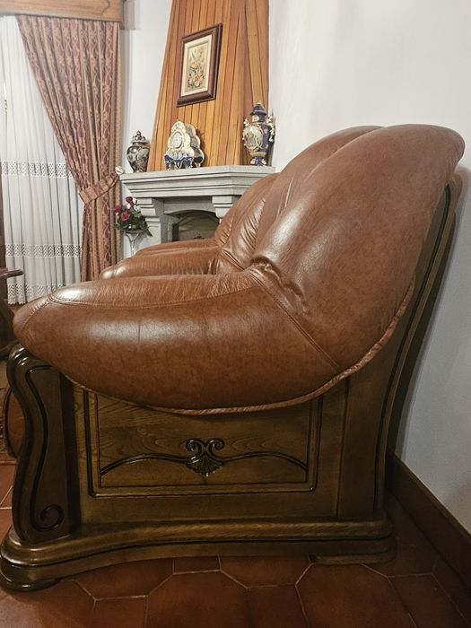 Conjunto sofas em cabedal
