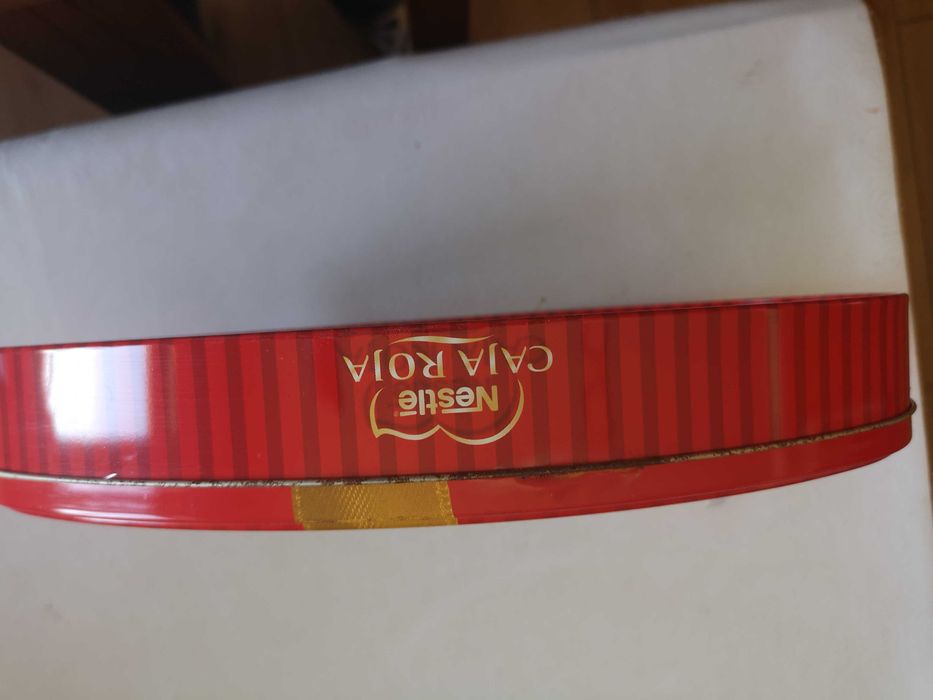 Caixas de lata não muito antigas