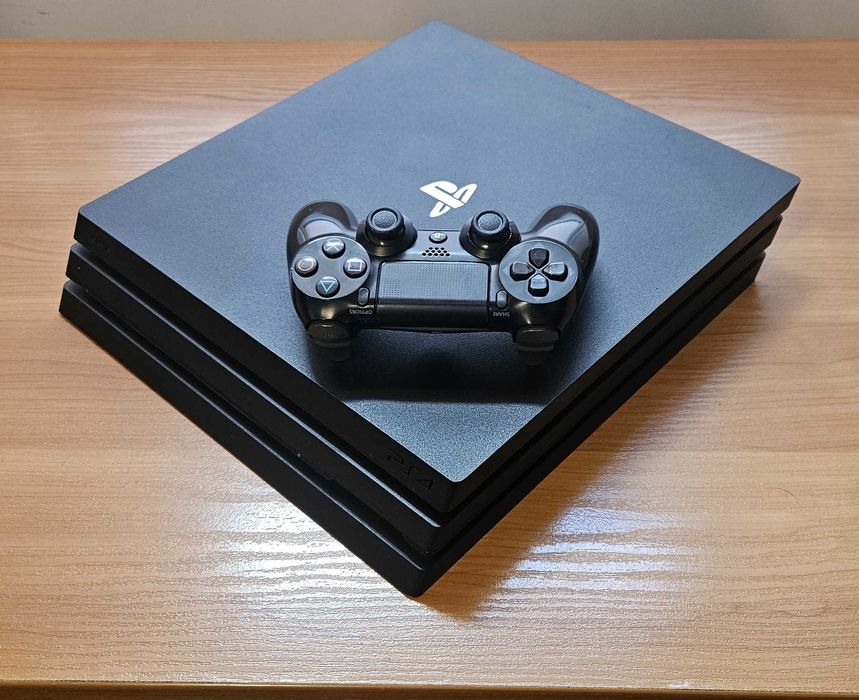 Konsola PS4 Pro 1TB CUH 7216B + pad + okablowanie