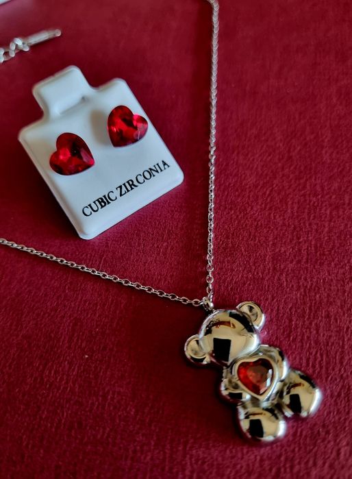Conjunto prateado (colar + brincos), em aço, coração vermelho.