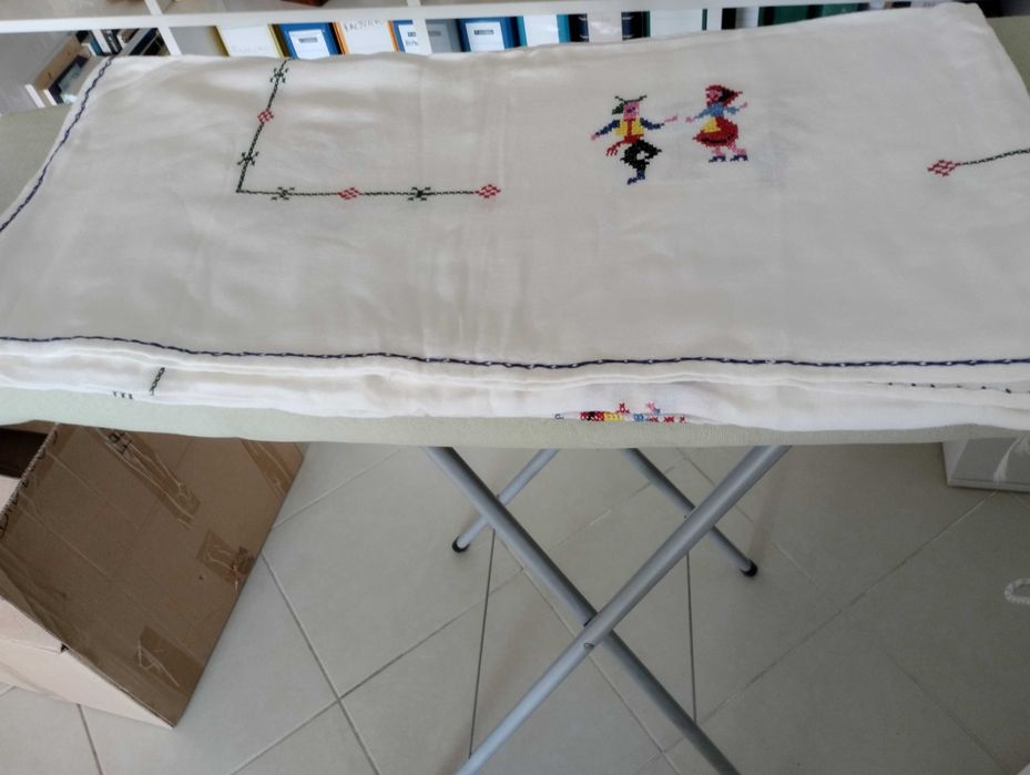 toalha de mesa bordada