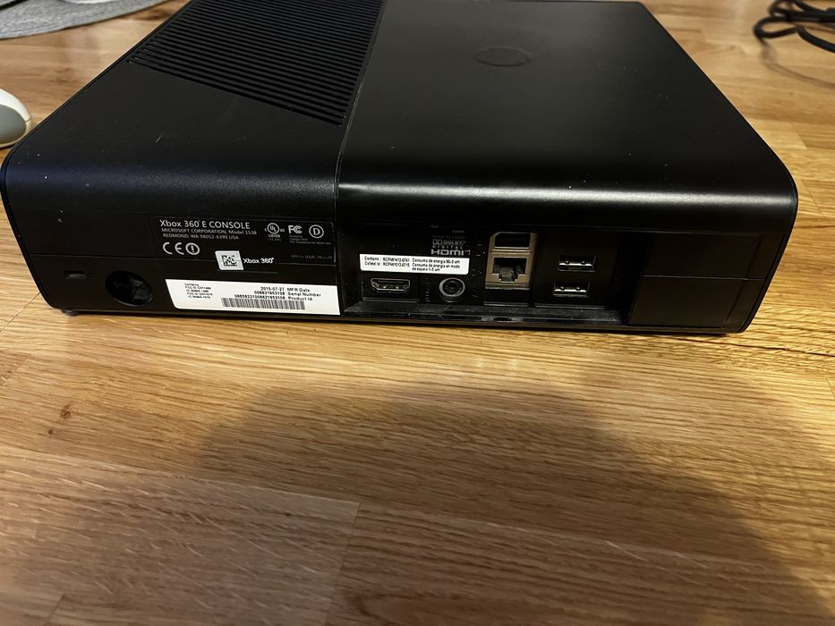 Xbox 360e 512gb z kinectem i padem