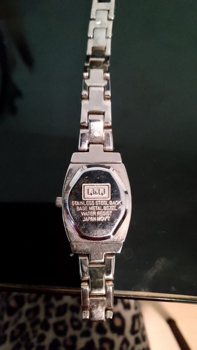 Часы-браслет Q*Q оригинал, на тонкое запястье 15 см