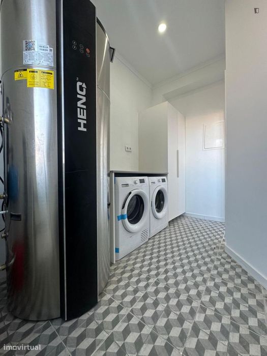 Quarto - localizado em São Sebastião Lisbon