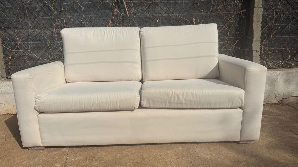 Sofá creme de 2 lugares