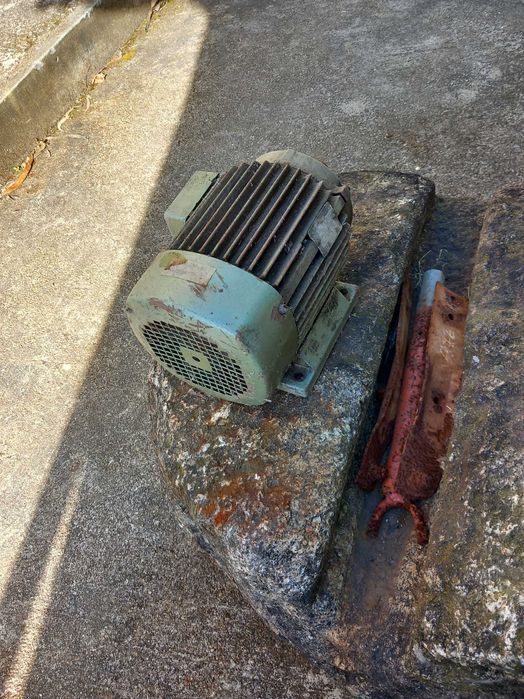 Vendo espigueiro e varias peças de ordenha