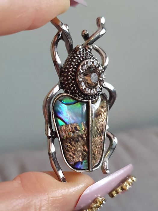 Broche / pregadeira / ou pendente escaravelho insecto, com concha
