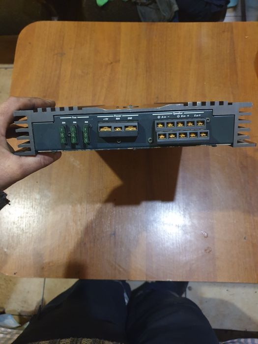 Автомобільний підсилювач