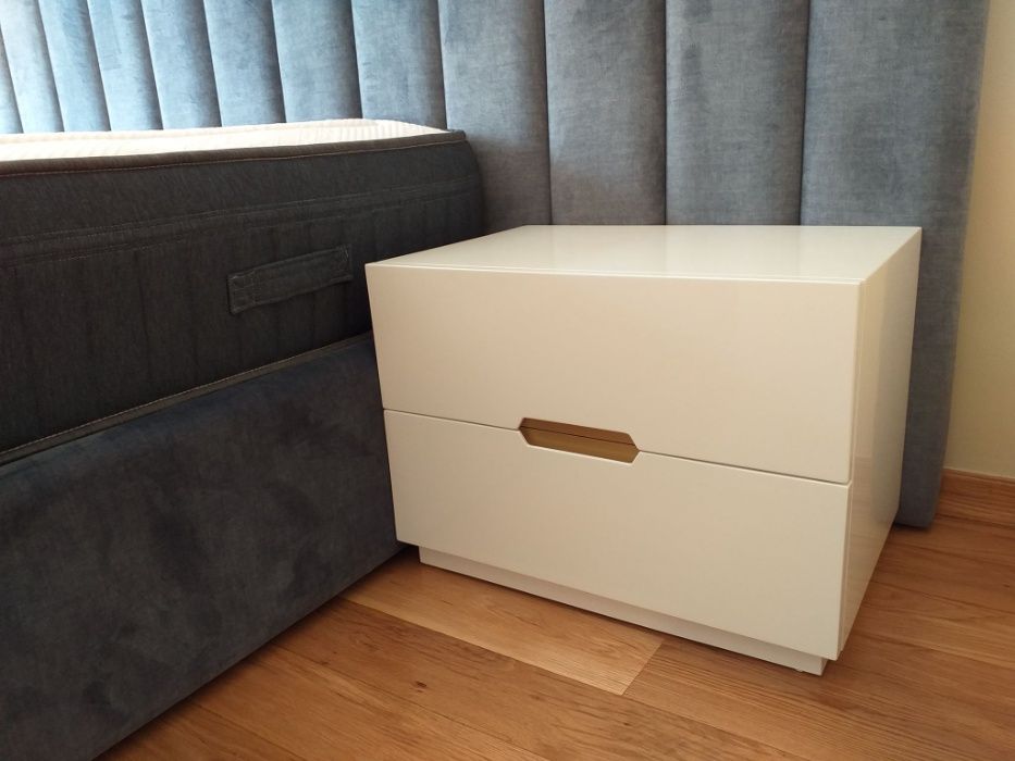 Cama Casal Estofada + 2 Mesas Cabeceira Lacado Branco Mate e Dourado