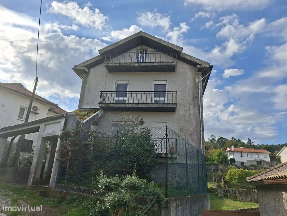 Moradia de 3 pisos com 1000m² de terreno, T3, 2 WC em Serafão, Fafe.