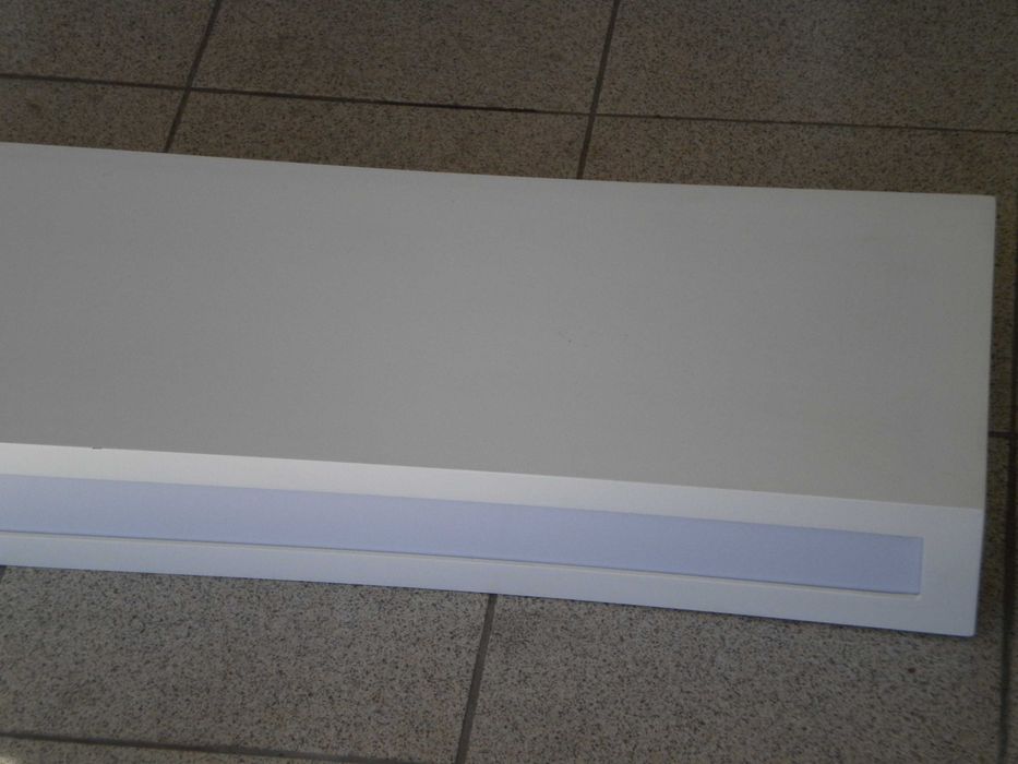 Prateleiras em MDF, em branco, com possibilidade de iluminação
