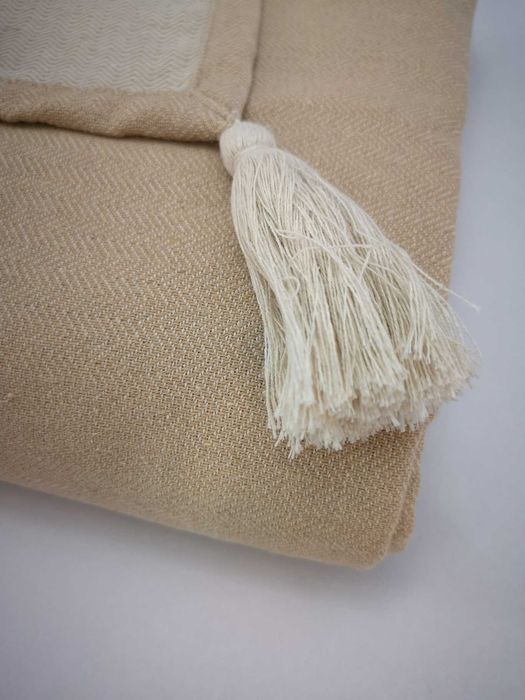 Narzuta na fotel 70×160 beżowa skandynawska w jodełkę chwosty ecru