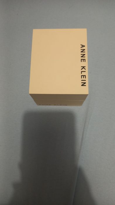 Продам жіночий годинник Anne Klein