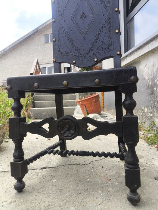 Cadeira vintage estilo espanhol colonial em couro lavrado e madeira