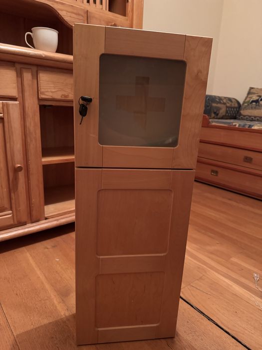 Drewniana apteczka ścienna zamykana na klucz – stan bardzo dobry