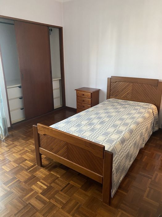 Quarto individual disponivel em Portimão.