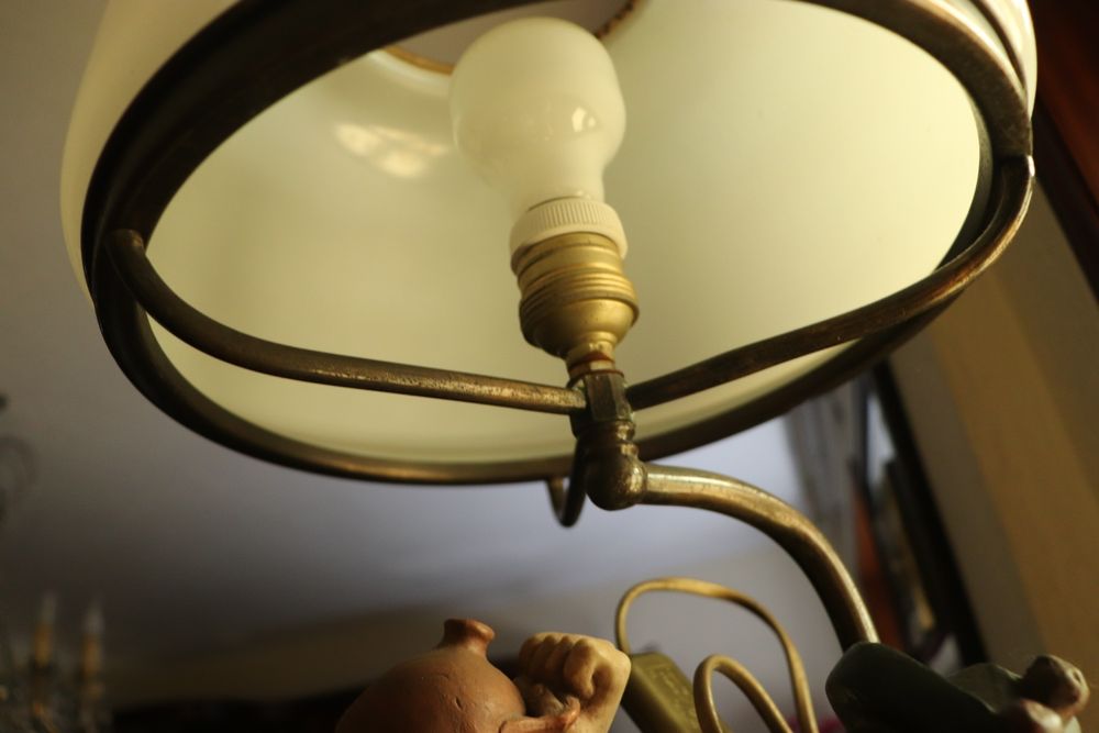 Candeeiro de pé antigo