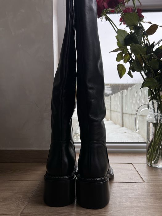 Нові шкіряни чоботи