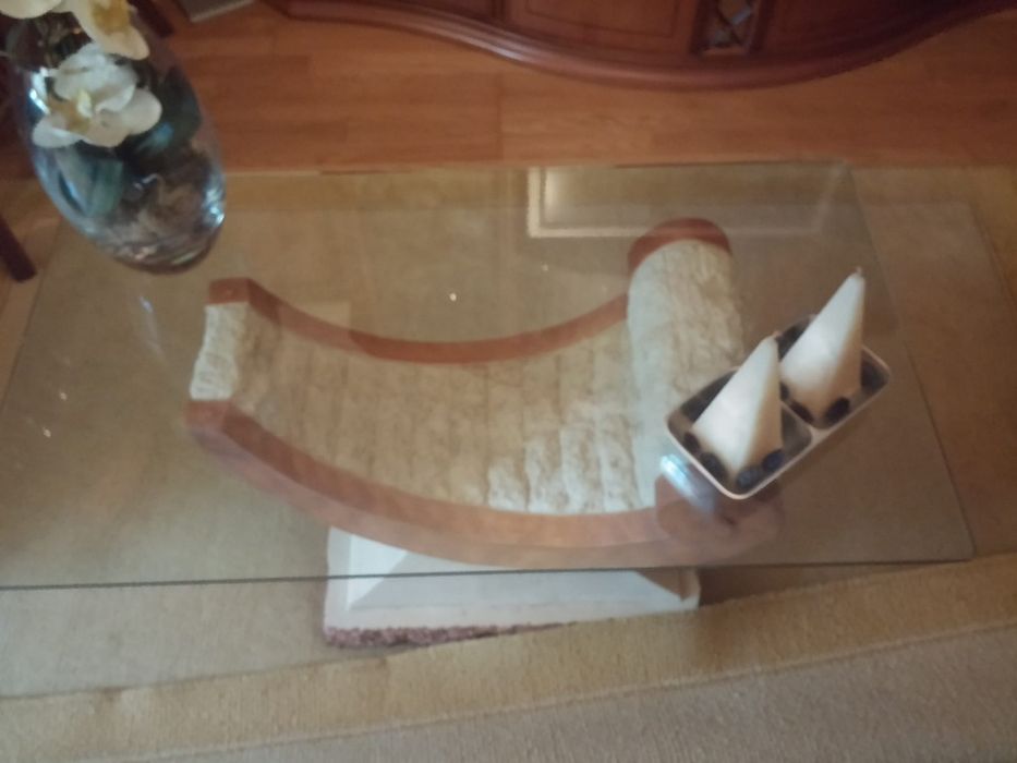 Mesa em vidro  com base em pedra