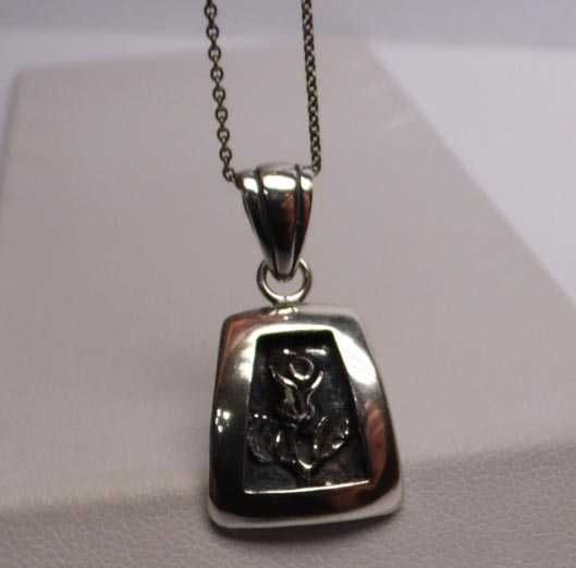 Srebrna zawieszka ramka z różą wewnątrz