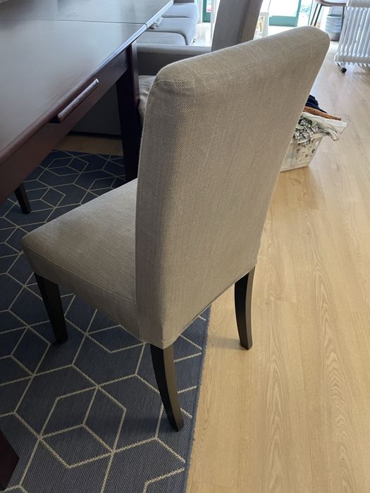 Cadeiras ikea modelo bergmung com capa cinza claro