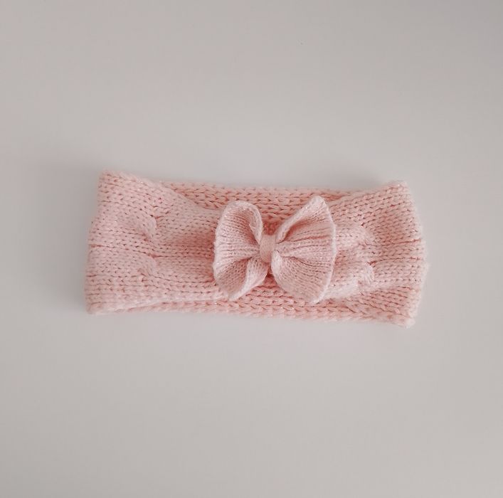 różowa dziewczęca opaska na głowę z kokardą 3-6 lat
Długość 22 cm
Szer