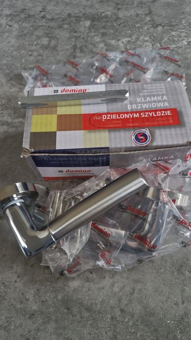 Klamka drzwiowa na dzielnym szyldzie