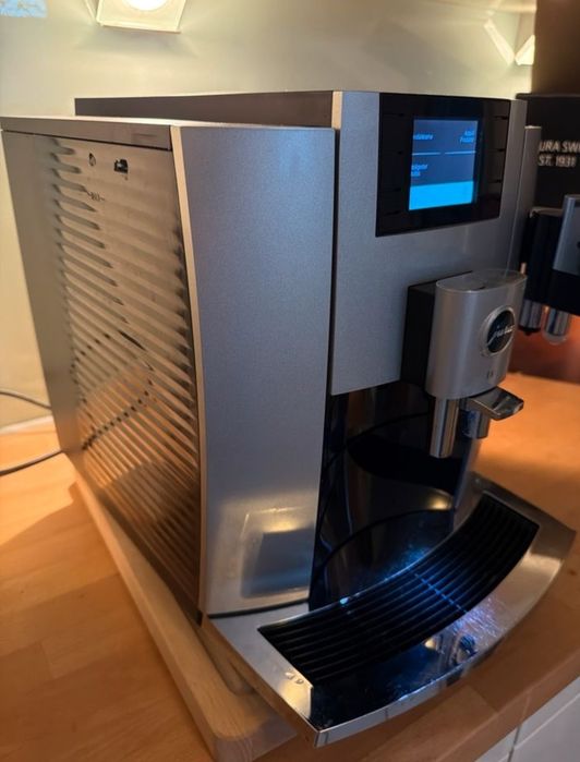 Máquina de café automática JURA E8 (EB)