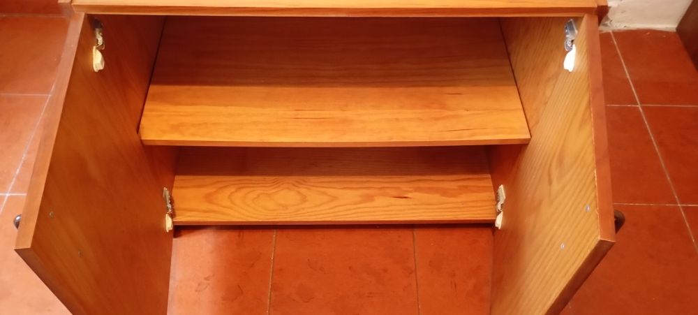 Armário duas portas em madeira