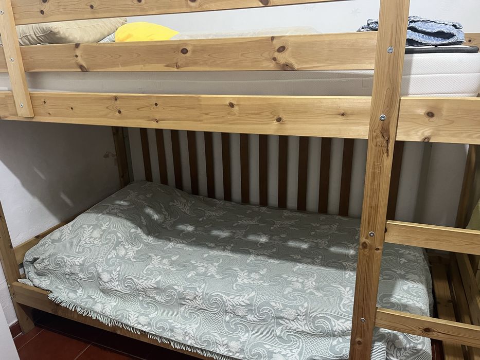 Beliche de madeira + 2 colchões – ideal para quarto de crianças/jovens