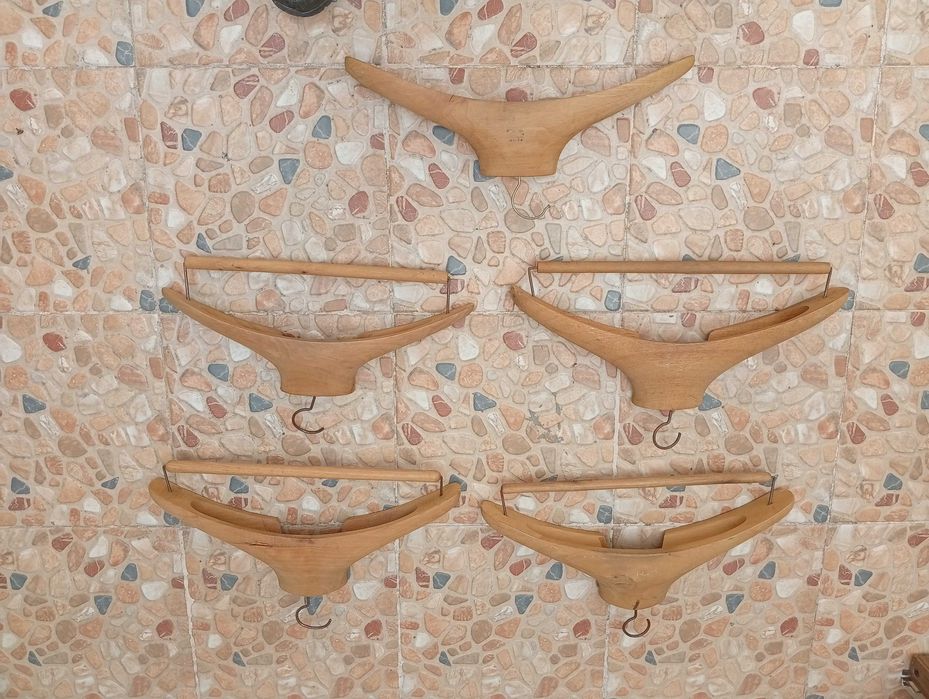 5 Cabides Manequim em Madeira - Preço para os 5 cabides