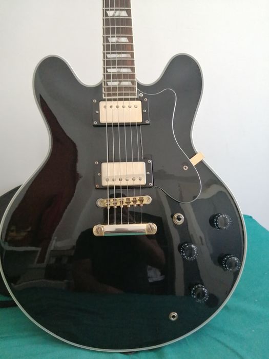 Guitarra SX, ótimo estado de conservação.