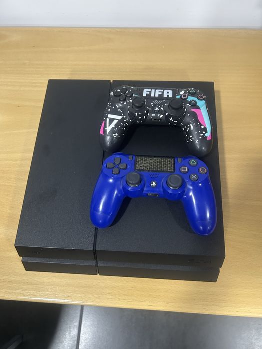 Ps4 em otimas condicoes com 2 comandos e 3 jogos.