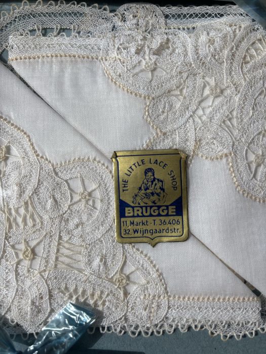 2 pequenos lenços ou guardanapos rendas Brugge