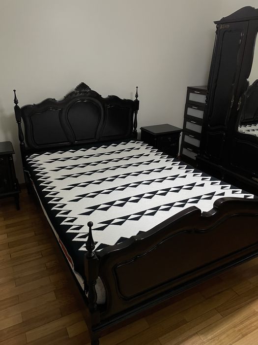 Mobília de quarto (cama, armário, cómoda, espelho, duas mesinhas)