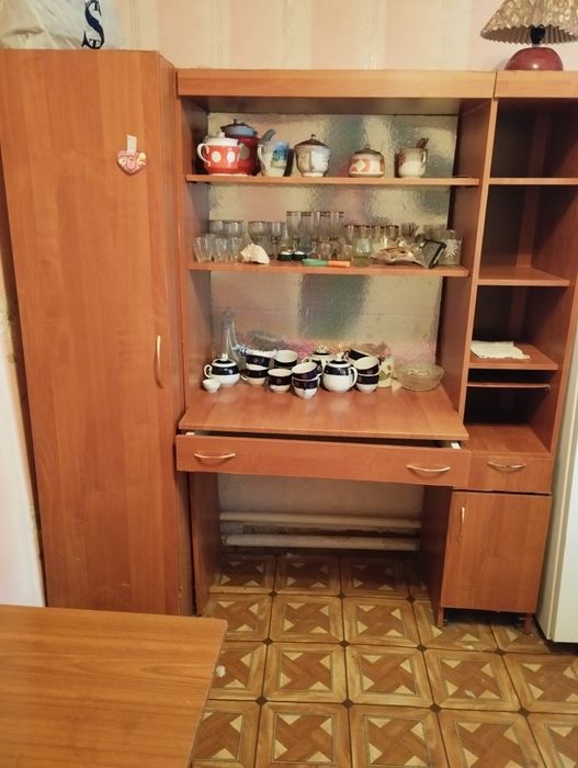 Меблі (сервант, трюмо, стіл)