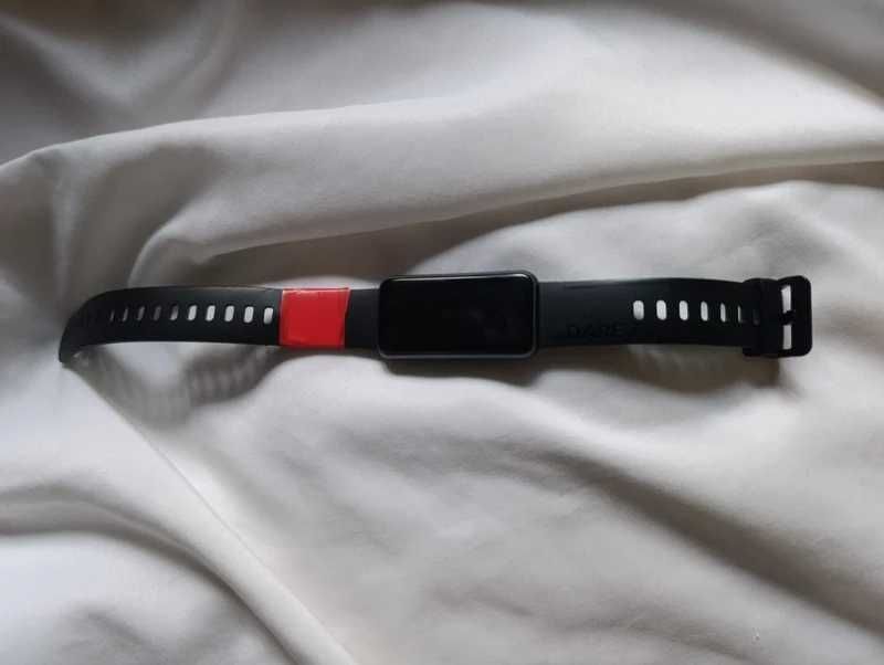 Smartband smartwatch Realme band z urwanym paskiem