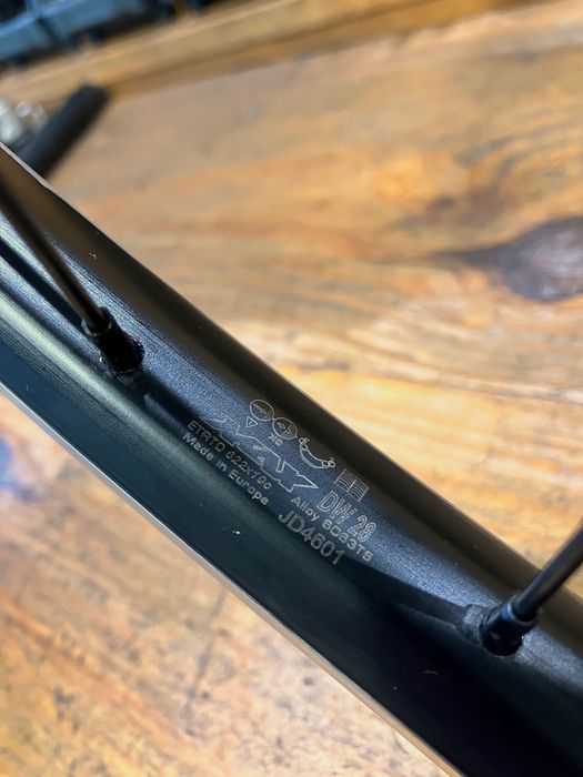 Roda de bicicleta dianteira 28 com dínamo